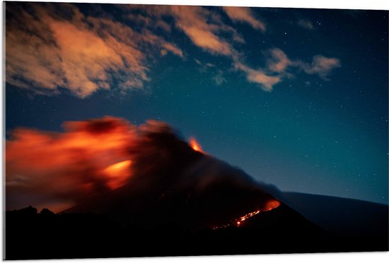 WallClassics - Acrylglas - Uitbarstende Vulkaan in de Nacht - 105x70 cm Foto op Acrylglas (Wanddecoratie op Acrylaat)