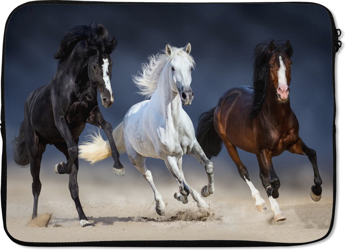 Laptophoes 14 inch - Paarden - Dieren - Zand - Laptop sleeve - Binnenmaat 33x23 cm - Zwarte achterkant
