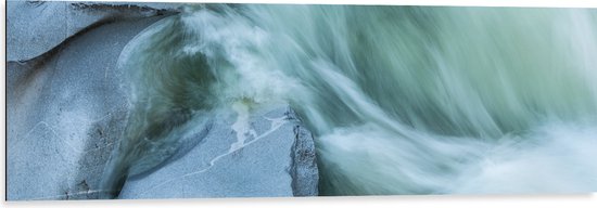 WallClassics - Dibond - Blauw Stromend Water langs Stenen - 120x40 cm Foto op Aluminium (Met Ophangsysteem)