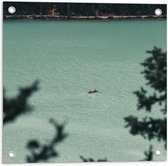 WallClassics - Tuinposter – Roeiboot op het Meer - 50x50 cm Foto op Tuinposter  (wanddecoratie voor buiten en binnen)
