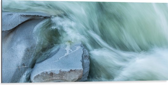 WallClassics - Dibond - Blauw Stromend Water langs Stenen - 100x50 cm Foto op Aluminium (Wanddecoratie van metaal)