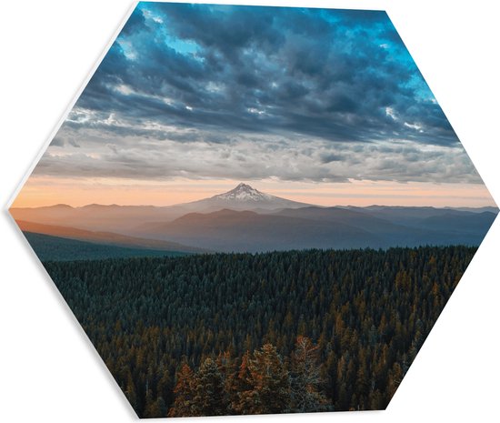 WallClassics - PVC Schuimplaat Hexagon  - Wolkenbed boven Berglandschap - 50x43.5 cm Foto op Hexagon (Met Ophangsysteem)