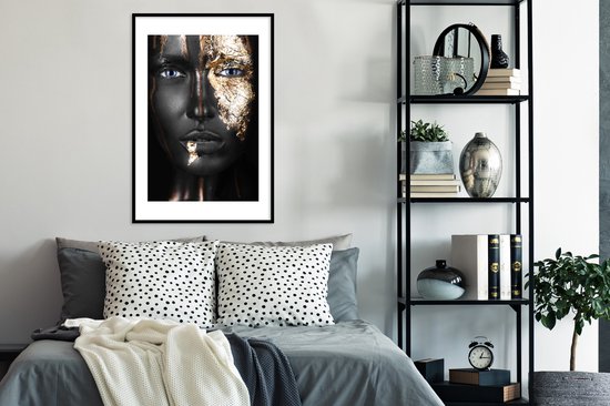 Image unique d'une femme maquillée aux nuances dorées. Le portrait est facile à combiner grâce aux couleurs noir et or 60x90 cm
