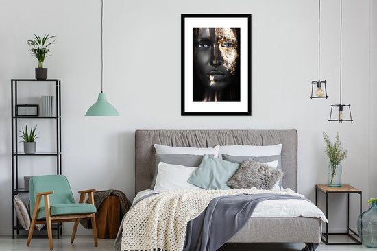 Image unique d'une femme maquillée aux nuances dorées. Le portrait est facile à combiner grâce aux couleurs noir et or 60x90 cm
