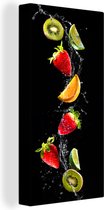 Canvas Schilderij Fruit - Water - Zwart - Stilleven Aardbei - Kiwi - 40x80 cm - Wanddecoratie