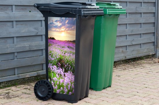 Zwarte kliko met sticker van een paarse lavendelweide bij zonsondergang.
