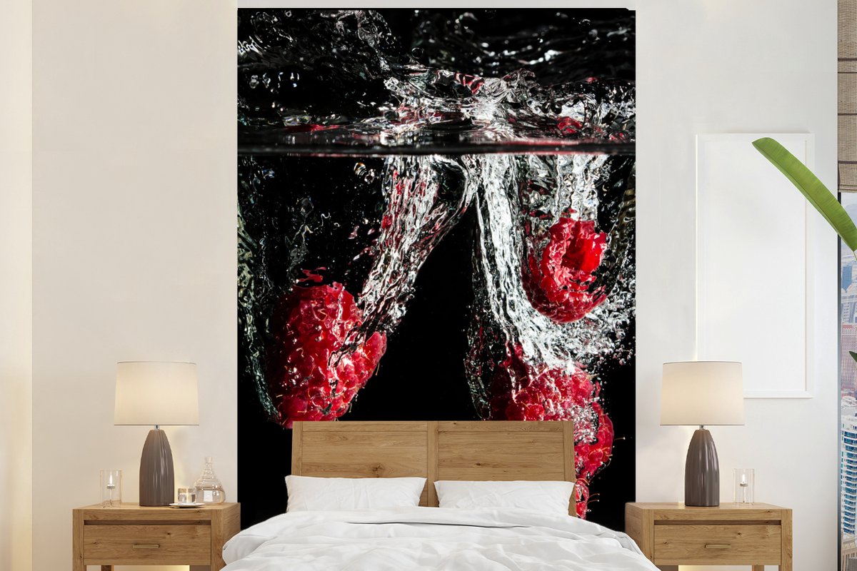Behang - Fotobehang Frambozen - Fruit - Stilleven - Water - Zwart - Rood - Breedte 155 cm x hoogte 240 cm