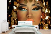 Behang - Fotobehang Vrouw - Cleopatra - Goud - Sieraden - Make up - Luxe - Breedte 450 cm x hoogte 300 cm
