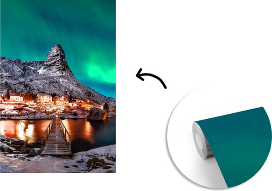 Behang - Fotobehang Noorderlicht - IJsland - Sneeuw - Dorp - Groen - Bergen - Breedte 155 cm x hoogte 240 cm