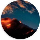 WallClassics - PVC Schuimplaat Muurcirkel - Uitbarstende Vulkaan in de Nacht - 60x60 cm Foto op Muurcirkel (met ophangsysteem)