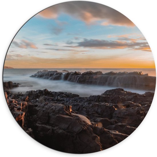 WallClassics - Dibond Muurcirkel - Lage Wolken boven de Zee - 70x70 cm Foto op Aluminium Muurcirkel (met ophangsysteem)