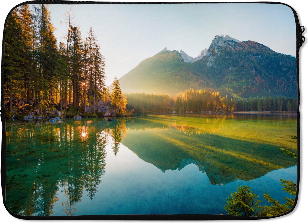 Laptophoes 13 inch - Meer - Bos - Bergen - Natuur - Zon - Landschap - Laptop sleeve - Binnenmaat 32x22,5 cm - Zwarte achterkant