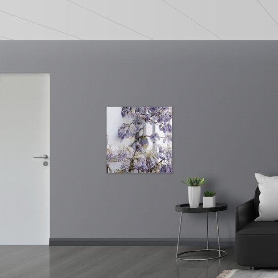 WallClassics - Panneau en mousse PVC - Fleurs de glycine contre le mur - Photo 80x80 cm sur panneau en mousse PVC (avec système de suspension)