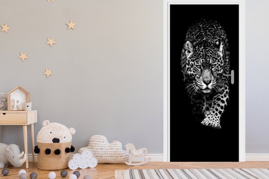 Poster de porte noir et blanc avec un léopard marchant vers l'avant sur fond noir.