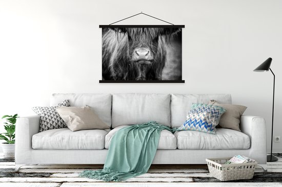 Posterhanger incl. Poster 150x100 cm - Schoolplaat - Schotse hooglander - Koe - Zwart - Wit - Dieren - Textielposter - Zwarte latten