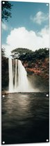 WallClassics - Tuinposter – Hoge Waterval in Meer - 50x150 cm Foto op Tuinposter  (wanddecoratie voor buiten en binnen)