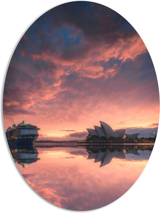 WallClassics - PVC Schuimplaat Ovaal - Sydney Opera House met Zonsondergang - 81x108 cm Foto op Ovaal  (Met Ophangsysteem)