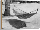 WallClassics - Hout - Hangmat op een Tropisch Strand Zwart / Wit - 80x60 cm - 12 mm dik - Foto op Hout (Met Ophangsysteem)