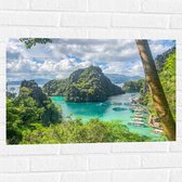 WallClassics - Muursticker - Begroeide Rots bij Helder Water - 75x50 cm Foto op Muursticker