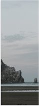 WallClassics - Poster Glanzend – Rots in het Water in de Zee - 20x60 cm Foto op Posterpapier met Glanzende Afwerking
