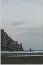 WallClassics - Poster (Mat) - Rots in het Water in de Zee - 60x90 cm Foto op Posterpapier met een Matte look