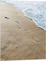 WallClassics - Acrylglas - Voetstapjes in het Zand op Strand - 75x100 cm Foto op Acrylglas (Wanddecoratie op Acrylaat)