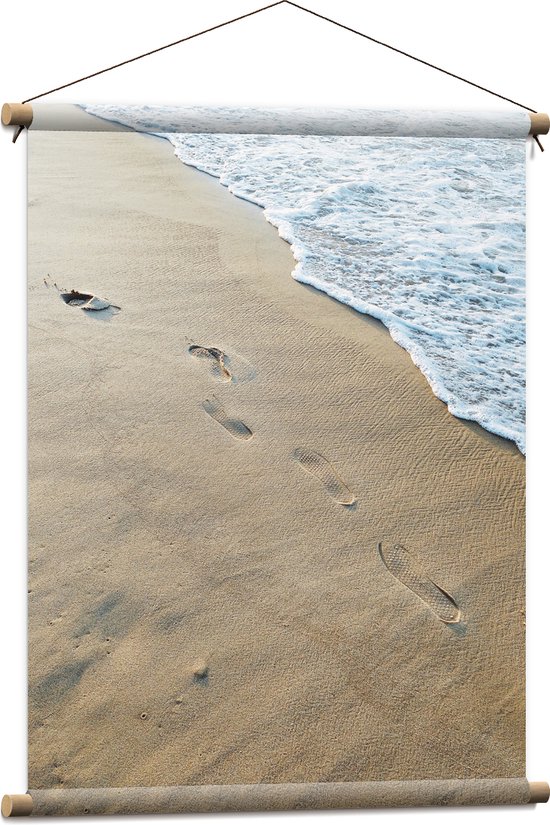 WallClassics - Textielposter - Voetstapjes in het Zand op Strand - 60x80 cm Foto op Textiel