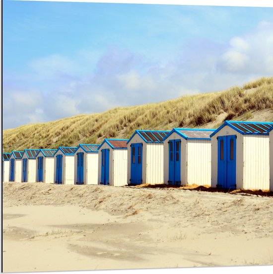 WallClassics - Dibond - Blauw met Witte Strandhuisjes - 80x80 cm Foto op Aluminium (Wanddecoratie van metaal)