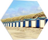 WallClassics - PVC Schuimplaat Hexagon  - Blauw met Witte Strandhuisjes - 60x52.2 cm Foto op Hexagon (Met Ophangsysteem)