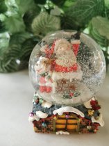 Prachtige sneeuwbol Kerstman en rendier bij schouw op sokkel in de vorm van een dak 5,5x8cm
