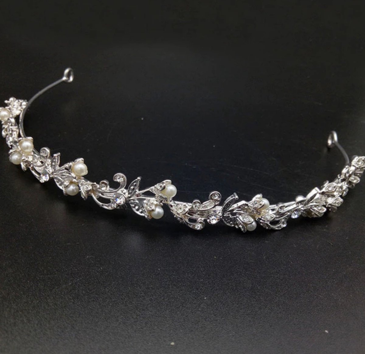 PaCaZa - Sierlijke Zilverkleurige Tiara / Kroon met Pareltjes en Diamantjes