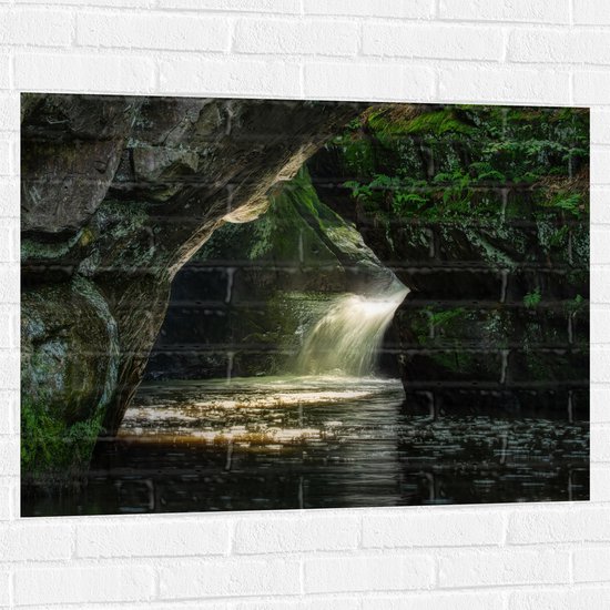 WallClassics - Muursticker - Sprookjesachtige Grot met Rivier - 100x75 cm Foto op Muursticker