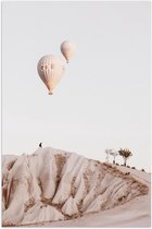 WallClassics - Poster Glanzend – Twee Luchtballonnen boven Rotslandschap - 50x75 cm Foto op Posterpapier met Glanzende Afwerking