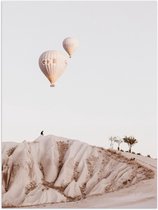 WallClassics - Poster Glanzend – Twee Luchtballonnen boven Rotslandschap - 30x40 cm Foto op Posterpapier met Glanzende Afwerking