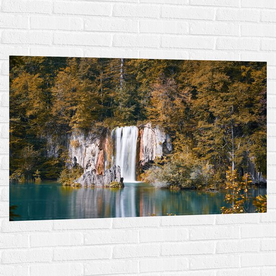 WallClassics - Muursticker - Waterval vanuit het Bos in een Meer - 120x80 cm Foto op Muursticker