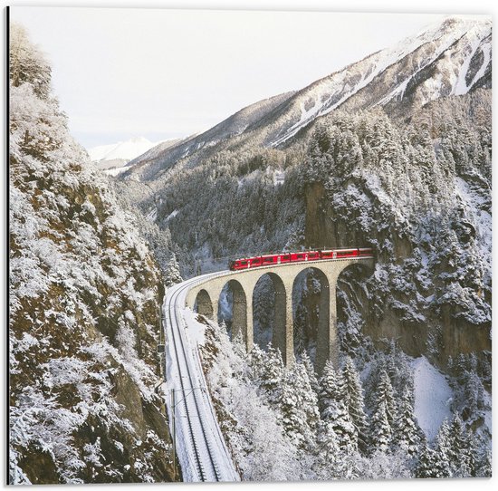 WallClassics - Dibond - Rode Trein door de Bergen in de Sneeuw - 50x50 cm Foto op Aluminium (Wanddecoratie van metaal)