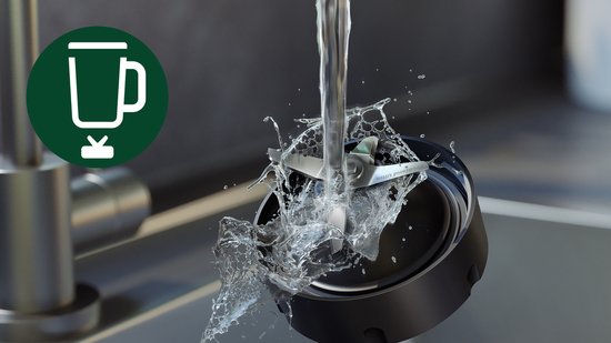 Blender mes wordt afgespoeld onder een kraan in een gootsteen, met pictogram van blender.