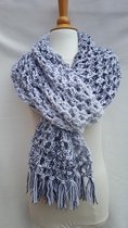 Sjaal / stola in gaatjespatroon gehaakt en franjes in wit grijs zwart met glinsterdraad handgemaakte luchtige ( voorjaar/zomer ) sjaal