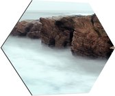 WallClassics - Dibond Hexagon - Mist rond Bergen - 70x60.9 cm Foto op Hexagon (Met Ophangsysteem)