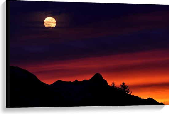 WallClassics - Canvas  - Gele Maan Boven de Bergen bij Zonsondergang - 90x60 cm Foto op Canvas Schilderij (Wanddecoratie op Canvas)