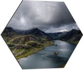 WallClassics - Dibond Hexagon - Donkere Wolken boven Rivier - 50x43.5 cm Foto op Hexagon (Met Ophangsysteem)