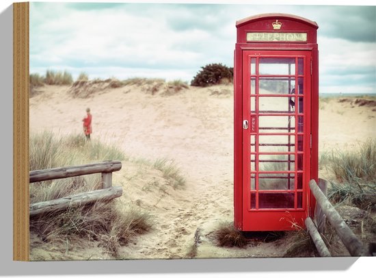 WallClassics - Hout - Rode Telefooncel in Duinen - 40x30 cm - 12 mm dik - Foto op Hout (Met Ophangsysteem)