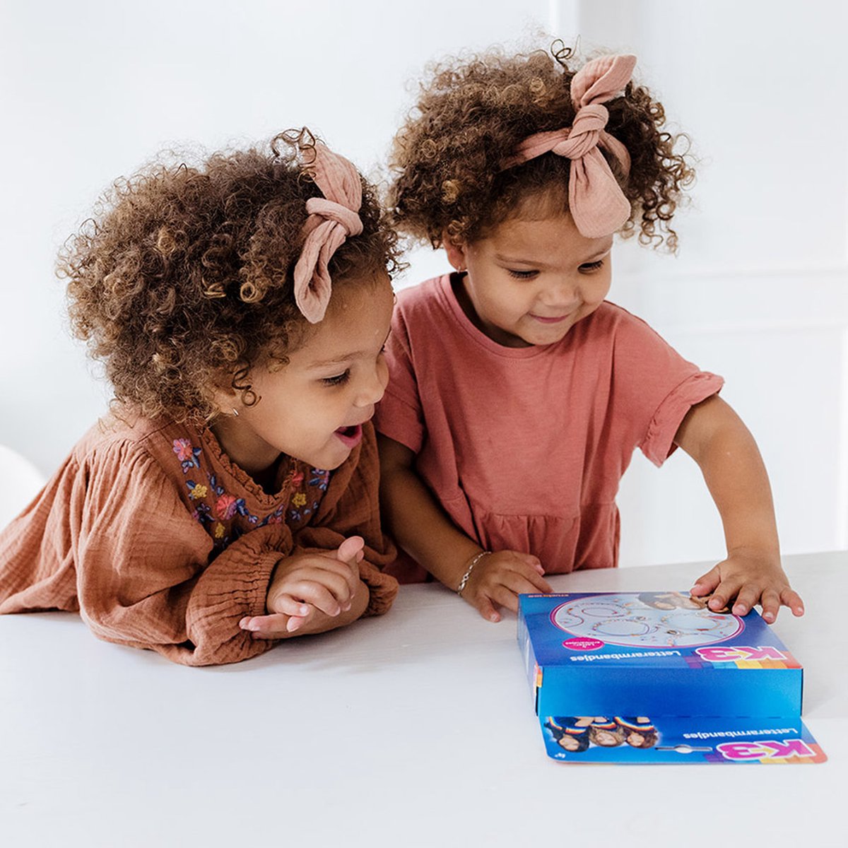 K3 Totum 4 Letter armbandjes maken Totum sieradenset Studio 100 knutselset creatief speelgoed meisjes vanaf 3 jaar - Studio 100 sieraden knutselen — afbeelding 12