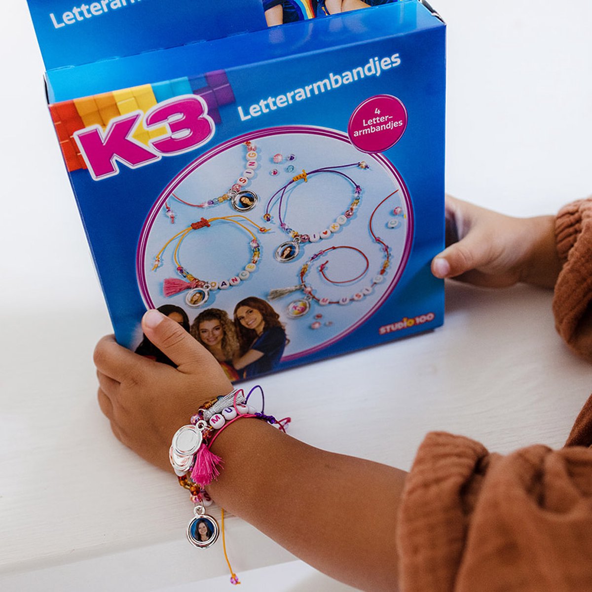 K3 Totum 4 Letter armbandjes maken Totum sieradenset Studio 100 knutselset creatief speelgoed meisjes vanaf 3 jaar - Studio 100 sieraden knutselen — afbeelding 2