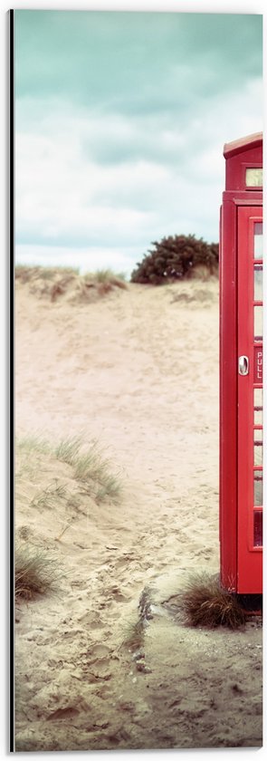 WallClassics - Dibond - Rode Telefooncel in Duinen - 20x60 cm Foto op Aluminium (Wanddecoratie van metaal)