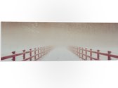 WallClassics - PVC Schuimplaat- Rode Brug met Sneeuw en Mist bij Bos - 90x30 cm Foto op PVC Schuimplaat