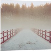 WallClassics - PVC Schuimplaat- Rode Brug met Sneeuw en Mist bij Bos - 80x80 cm Foto op PVC Schuimplaat