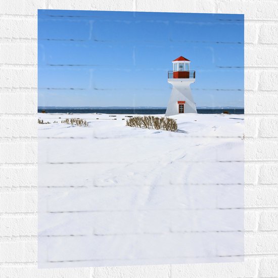 WallClassics - Muursticker - Vuurtoren op Wit Strand - 60x80 cm Foto op Muursticker