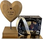 Valentijn - Wooden Heart - All you need is love - Bonbons - Lint: Speciaal voor jou - Cadeauverpakking