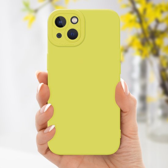 Étui iPhone jaune tenu dans une main, avec des fleurs jaunes en arrière-plan.